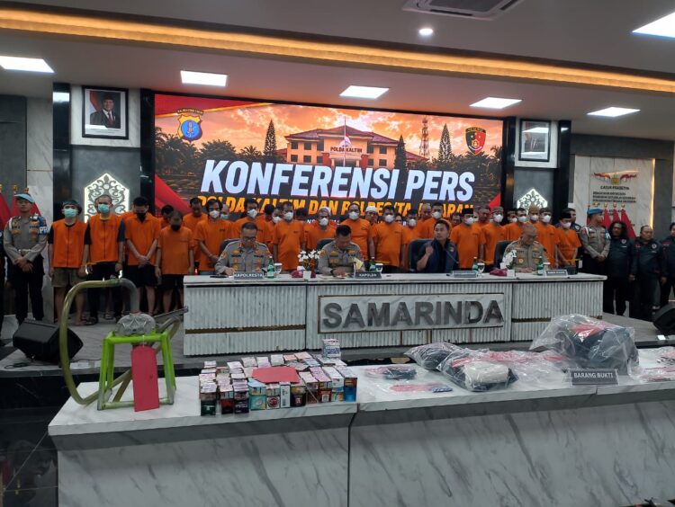 Konferensi Pers Polda Kaltim dan Polresta Jajaran Terkait Pengungkapan 3C (Curanmor, Curat, Curas) di Wilayah Polda Kaltim
Tim URC (Unit Reaksi Cepat) Polda Kaltim & Polresta Jajaran, Samarinda, (13/8/2026).
(Foto: Indra/sudutkata.com)