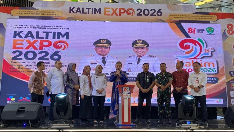 Hj. Syarifah Suraidah Rudy Mas’ud, Anggota DPR RI dari Fraksi Partai Golkar yang juga menjabat Ketua TP-PKK Kaltim, Ketua Dekranasda Kaltim, Bunda PAUD Kaltim, dan Bunda Literasi Kaltim, bersama Staf Ahli Bidang II Pemprov Kaltim Siti Farisyah Yana serta sejumlah pejabat dan tamu undangan saat pembukaan Kaltim Expo 2026 di Atrium Big Mall Samarinda, Rabu (19/8/2026). Kegiatan tersebut menjadi ajang promosi produk UMKM, ekonomi kreatif, investasi, dan pariwisata daerah dalam rangka memeriahkan HUT ke-81 Kemerdekaan Republik Indonesia. (Foto: iN/sudutkata.com)