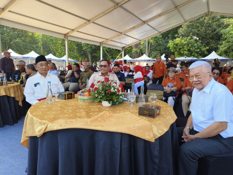 Wakil Gubernur Kalimantan Timur, Seno Aji menghadiri Reuni Akbar ALJIRO–SMANSA 76 Tahun 2026 di SMA Negeri 1 Semarang, Sabtu (22/8/2026). Dalam kegiatan tersebut, Seno Aji turut memaparkan program Gratispol Pendidikan Kalimantan Timur dalam Forum Grup Diskusi Pemikiran Kebijakan Nasional.
