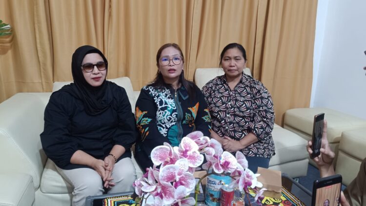 Ernarawati Sinaga (tengah) bersama jajaran UPTD Taman Budaya Kaltim dalam kegiatan pagelaran kesenian pelajar di Samarinda.