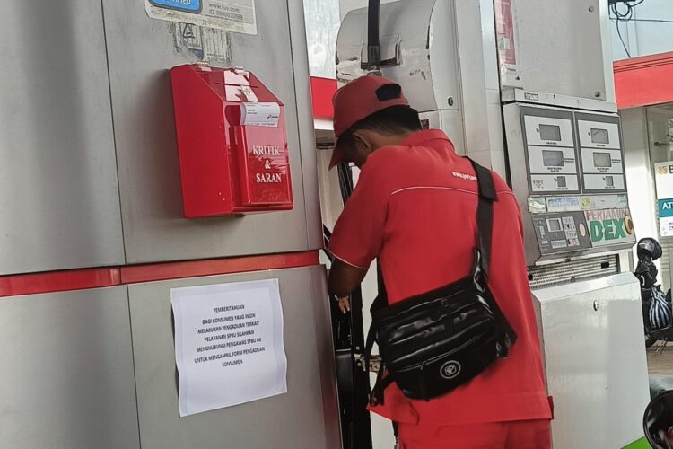 Petugas SPBU Pertamina melayani pengisian BBM bagi kendaraan di salah satu SPBU. Pertamina Patra Niaga Regional Kalimantan menambah lima titik penyaluran Pertalite di Balikpapan untuk memperluas akses masyarakat dan mengurai kepadatan antrean. (Istimewa)