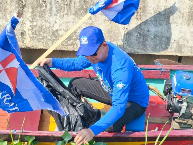 Ketua Fraksi Partai Demokrat DPRD Kota Samarinda, Viktor Yuan, memungut sampah saat mengikuti aksi bersih-bersih Sungai Karang Mumus dalam kegiatan Gerakan Langit Biru Indonesia Asri di Samarinda, Jumat, 28 Agustus 2026.
