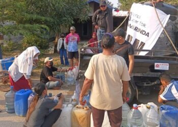 Kemarau Mencekik, PSI Salurkan 3.600 Liter Air ke Warga Balik Buaya