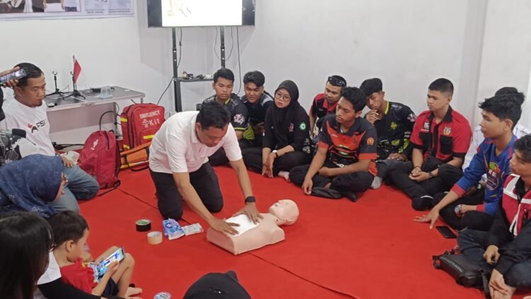 Hermansyah, saat praktekkan pertolongan.