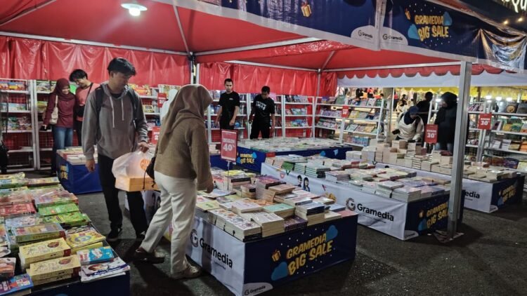 Pengunjung memilih buku di stan Gramedia Big Sale yang menjadi bagian dari rangkaian Education Expo Gramedia Big Fair 2026 di Samarinda Square, Samarinda. Kegiatan tersebut turut menghadirkan agenda literasi, seni, keagamaan, kewirausahaan, hingga wisata kuliner.