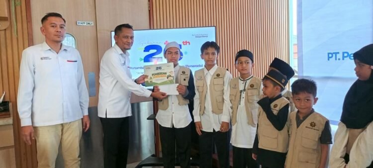 Direktur Utama PT Bara Kaltim Sejahtera (Perseroda) Nidya Listiyono menyerahkan bantuan kepada anak-anak Panti Asuhan Kolbun Salim dalam rangka peringatan HUT ke-26 PT BKS di Samarinda, Senin, 31 Agustus 2026.