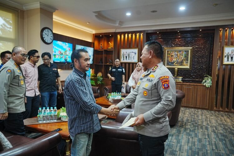 Ketua DPD PJI Kalimantan Timur, Jerison Togelang berjabat tangan dengan Kapolda Kaltim, Irjen Pol Endar Priantoro saat audiensi di ruang kerja Kapolda Kaltim, Balikpapan, Rabu, 2 September 2026. Pertemuan tersebut membahas penguatan sinergi, kebebasan pers, dan perlindungan keselamatan jurnalis. Foto: (Dok. PJI Kaltim)