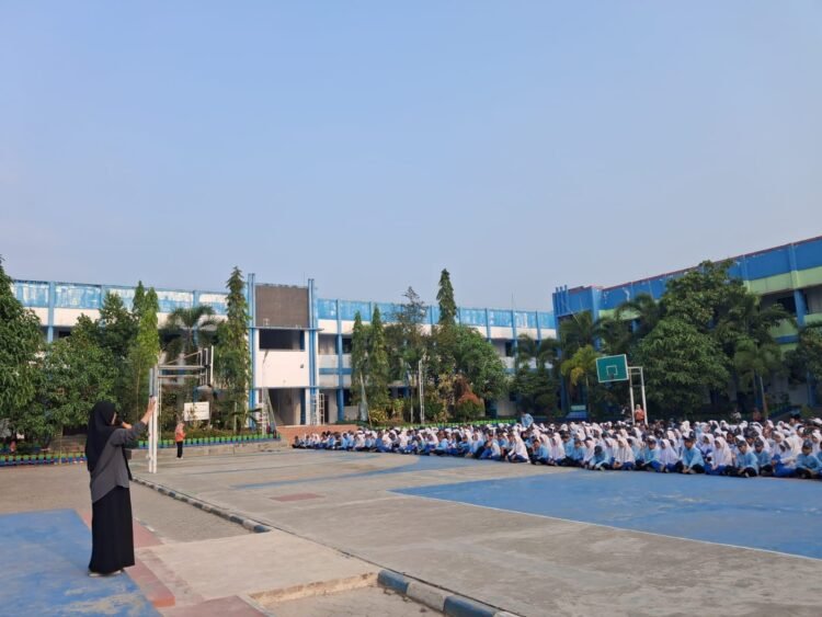 Kepala Bidang Pengendalian Penduduk DPPKB Kutim, Tristiningsih, saat sosialisasi Sekolah Siaga Kependudukan di SMP Negeri 1 Sangatta Utara, Jumat (4/9/2026) kemaren.