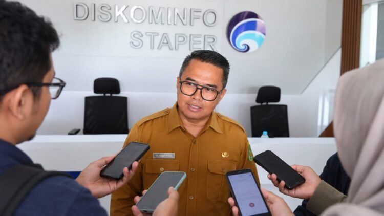Wakil Bupati Kutai Timur Mahyunadi saat diwawancarai usai Rapat Koordinasi Penanganan Puncak Karhutla tingkat nasional secara daring di Kantor Diskominfo Staper, Senin (7/9/2026).