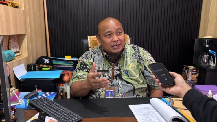 Kabid Permukiman Dinas Perkim Kutai Timur, H. Mohammad Noor saat diwawancarai di Ruang Kerjanya, Kamis (10/9/2026)