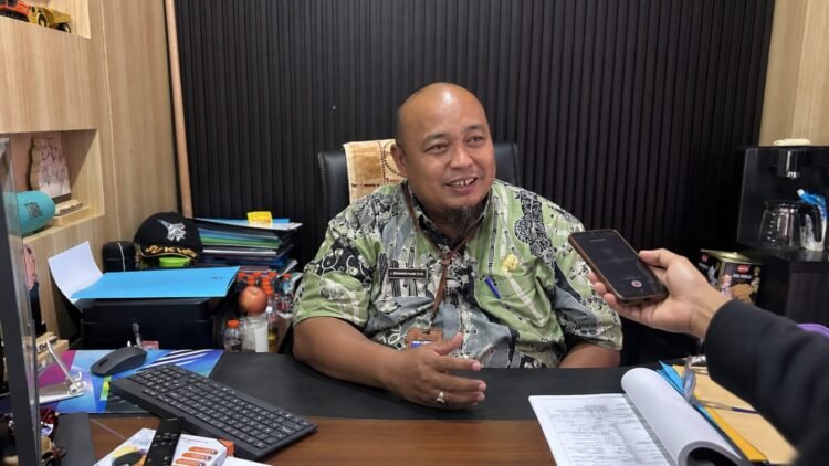 Kabid Permukiman Dinas Perkim Kutai Timur, H. Mohammad Noor saat diwawancarai di Ruang Kerjanya, Kamis (10/9/2026)