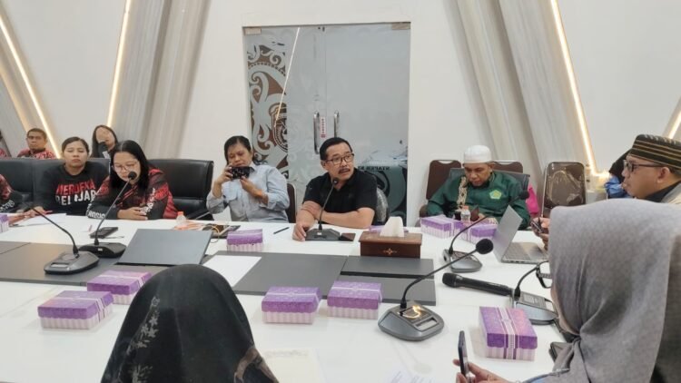 Kabid Pembinaan PAUD dan PNF Dinas Pendidikan dan Kebudayaan Kabupaten Kutai Timur, Heri Purwanto, S.Pd.AUD., M.Pd, (baju hitam) saat menghadiri Sosialisasi Satuan Pendidikan Anak sebagai bagian dari penguatan implementasi Program Sekolah Ramah Anak (SRA) di Ruang Rapat Diskominfo Staper Kutim, Jumat (11/9/2026)