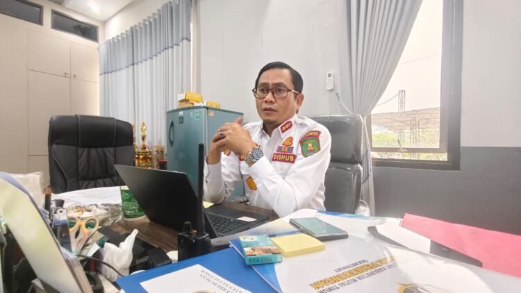 Sekretaris Dinas Perhubungan Kabupaten Kutai Timur, Masrianto Suriansyah saat diwawancarai di ruang kerjanya, Rabu (16/9/2026).