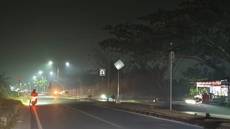 Salah satu PJU di Jalan A.W. Syahrani (atau A. Wahab Syahranie) Sangatta Utara, Kutim