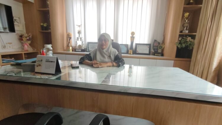 Camat Sangatta Utara Hasdiah Doni saat diwawancarai di Ruang Kerjanya, Kamis (17/9/2026).