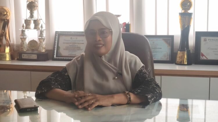 Camat Sangatta Utara Hasdiah Dohi saat diwawancarai di Ruang kerjanya, Kamis (17/9/2026) kemaren