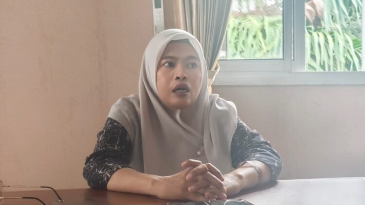 Camat Sangatta Utara, Hj. Hasdiah Dohi, saat diwawancarai di Ruang Kerjanya.