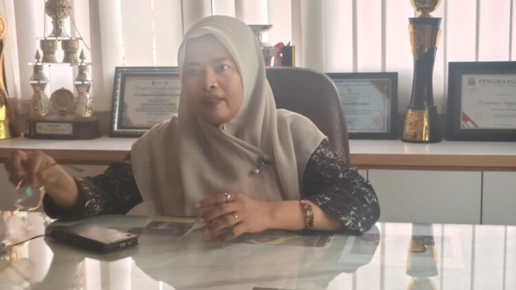 Camat Sangatta Utara, Hj. Hasdiah Dohi, saat diwawancarai di Ruang Kerjanya.