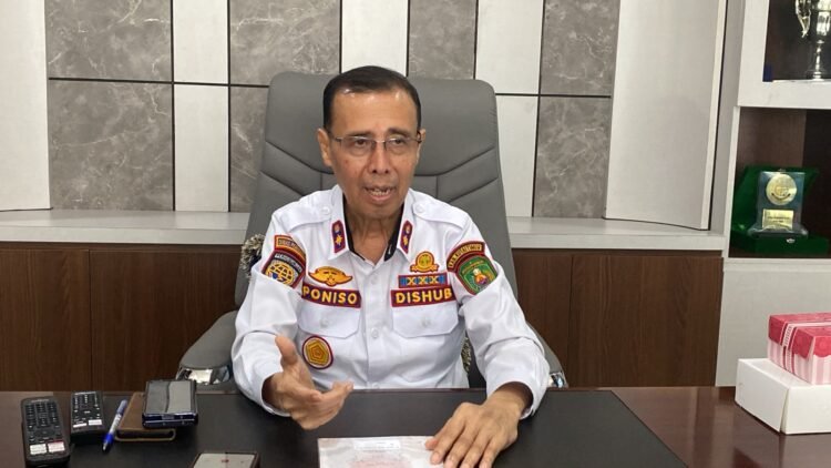 Kepala Dishub Kutim Poniso Suryo Renggono saat diwawancarai usai Rapat koordinasi di Kantor Dishub Kutim, Senin (21/9/2026)