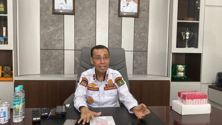 Kepala Dishub Kutim Poniso Suryo Renggono saat diwawancarai usai Rapat koordinasi di Kantor Dishub Kutim, Senin (21/9/2026)