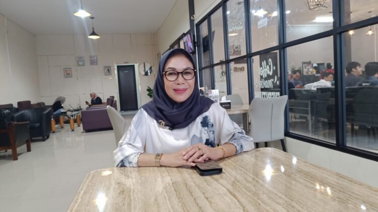 Ketua BPC PHRI Kota Samarinda, Leny Marlina saat memberikan keterangan terkait kebijakan Pemprov Kaltim yang mengimbau perangkat daerah mengutamakan Hotel Claro Samarinda untuk kegiatan kedinasan, Rabu, 23 September 2026.