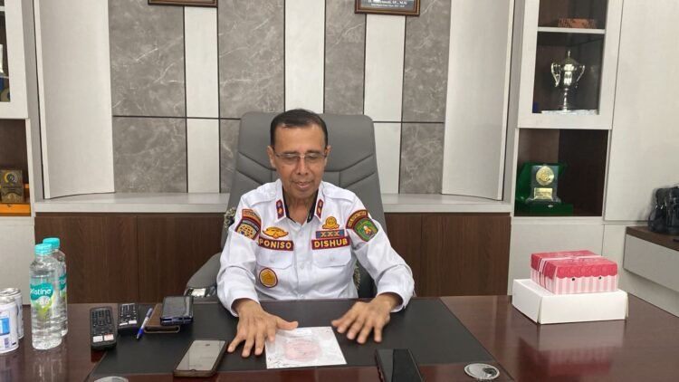 Kepala Dishub Kutim Poniso Suryo Renggono saat diwawancarai usai Rapat koordinasi di Kantor Dishub Kutim, Senin (21/9/2026)