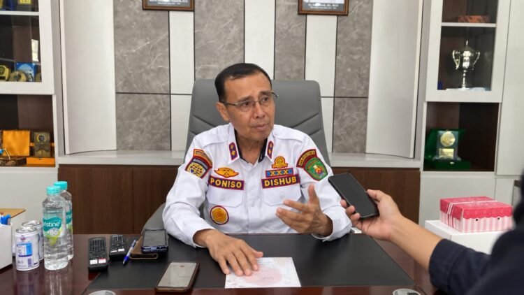 Kepala Dishub Kutim Poniso Suryo Renggono saat diwawancarai usai Rapat koordinasi di Kantor Dishub Kutim, Senin (21/9/2026)