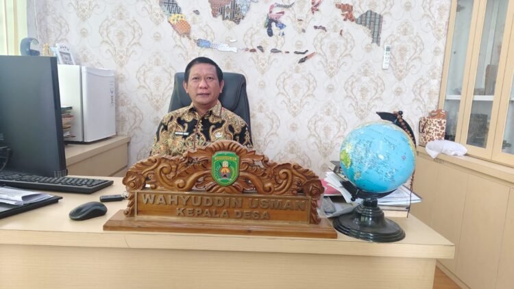 Kepala Desa Swarga Bara Wahyudi Usman saat diwawancarai di Ruang Kerjanya, Kamis (24/9/2026).