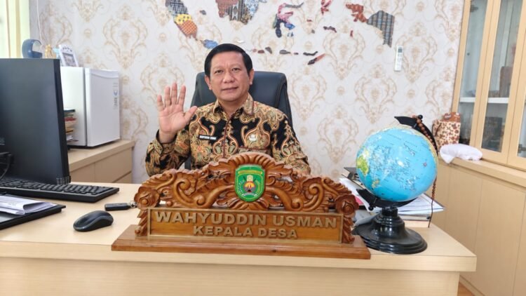 Kepala Desa Swarga Bara Wahyudi Usman saat diwawancarai di Ruang Kerjanya, Kamis (24/9/2026).