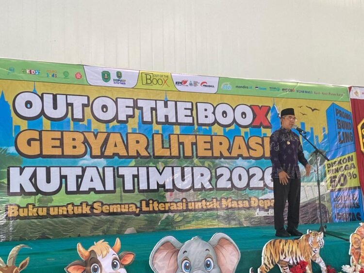 Bupati Kutim, Ardiansyah saat membuka Out of the Box, Gebyar Literasi Kutai Timur 2026 di Aula Ki Hajar Dewantara, Gedung SMP YPPSB Munthe, Desa Swarga Bara, Kecamatan Sangatta Utara, Jumat (25/9/2026)