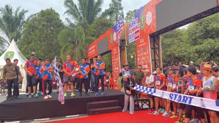 Bupati Kutai Timur Ardiansyah Sulaiman saat membuka sekaligus melepas peserta yang ikut memeriahkan Bupati Running Fest 2026, Minggu (27/9/2026).