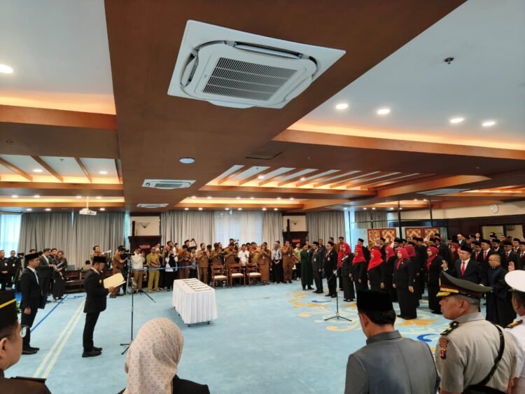 Prosesi Pengambilan Sumpah Jabatan dan Pelantikan enam Pejabat Pimpinan Tinggi Pratama dan 43 Pejabat Administrator, dan Pejabat Pengawas di lingkungan Pemerintah Provinsi Kalimantan Timur. [Foto: iN/sudutkata.com]