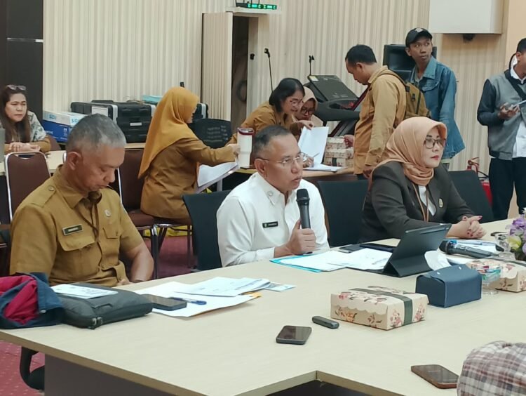 Plt. Kepala Dinas Pekerjaan Umum, Penataan Ruang dan Perumahan Rakyat (PUPR-PERA) Kalimantan Timur Irhamsyah saat menyampaikan paparan di dampingi Kepala Diskominfo, Ririn Sari Dewi dan Kepala Bidang Bina Marga, Hariadi Purwatmoko. (Ft. Inrda/sudutkata.com)