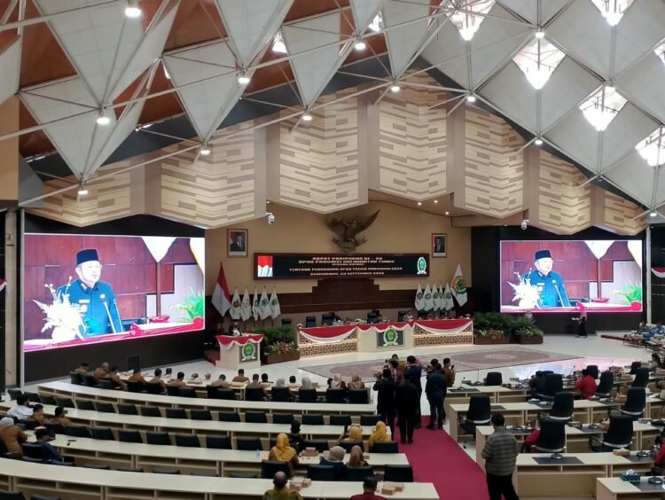 Gubernur Kaltim, Rudy Mas'ud saat menyampaikan Nota Penjelasan Keuangan dan Rancangan Peraturan Daerah tentang Perubahan APBD 2026.
[Foto: Indra/sudutkata.com]