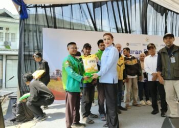 Sarifah Suraidah Pantau Penyaluran Bantuan Beras untuk Warga Loa Bakung sebanyak 1.439 keluarga.