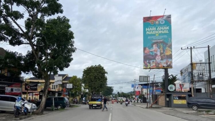 Foto reklame di Jalan Gatot Subroto, Samarinda. ( ft. Ist)