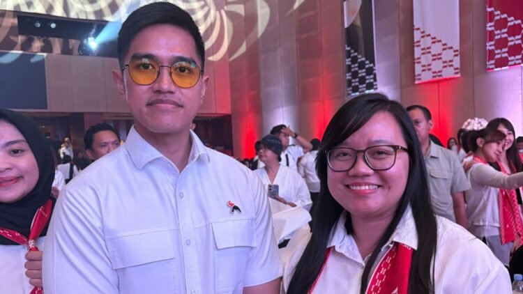Ketua Umum DPP PSI Kaesang Pangarep bersama Fransisca Debi Oktavia, Ketua Dewi Pertiwi DPD PSI Samarinda. (dok. pribadi)
