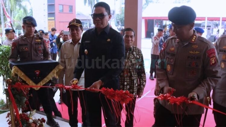 Ketua DPRD Kota Samarinda, Helmi Abdullah tepat berada samping kanan walikota Samarinda, Andi Harun saat peresmian.