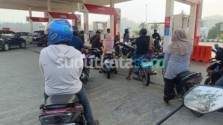 Antrean kendaraan roda dua saat mengisi BBM jenis Pertalite di salah satu SPBU Pertamina  yang terletak di Samarinda Seberanga. (Dok Sudutkata)