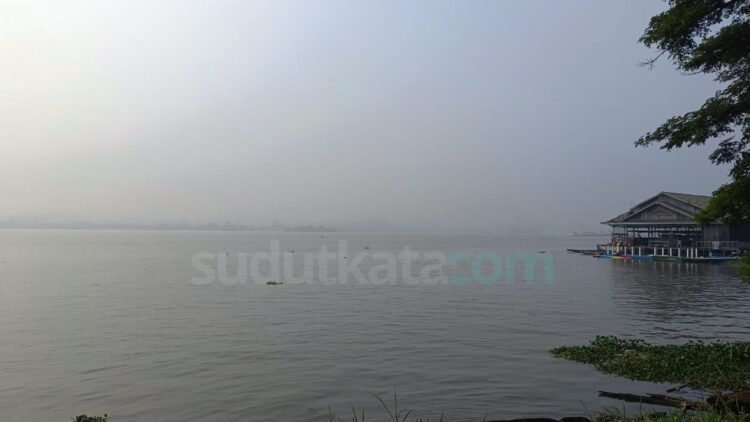 Potret kabut Asap sepanjang sungai makahakam. (dok. sudutkata.)