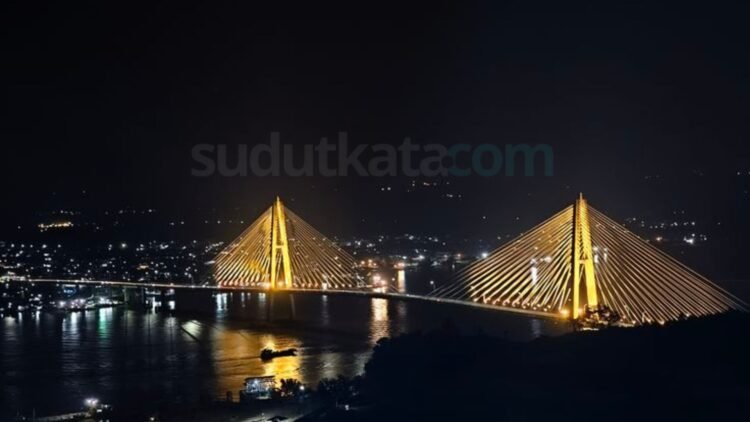 Malam hari, Jembatan Achmad Amins. (ist)