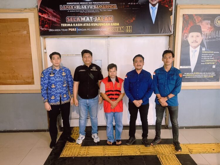 Tim Intelijen Kejaksaan menangkap seorang buron perkara tindak pidana korupsi pembangunan sarana air bersih Kabupaten Kutai Barat, hasil pelacakan Satuan Tugas Intelijen Reformasi Inovasi Kejaksaan Agung bersama Kejati Kaltim. (Ft. HO)