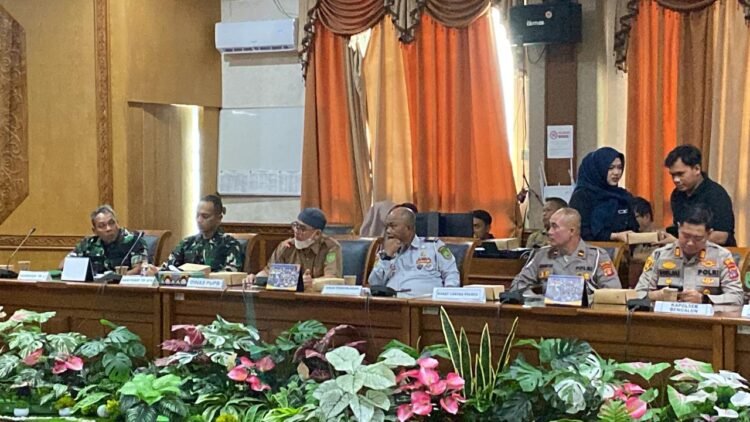 Ket foto: RDP membahas Jembatan Muara Lembak dan pengalihan jalur alternatif di ruang rapat Kantor DPRD Kutim, Senin (5/10/2026).