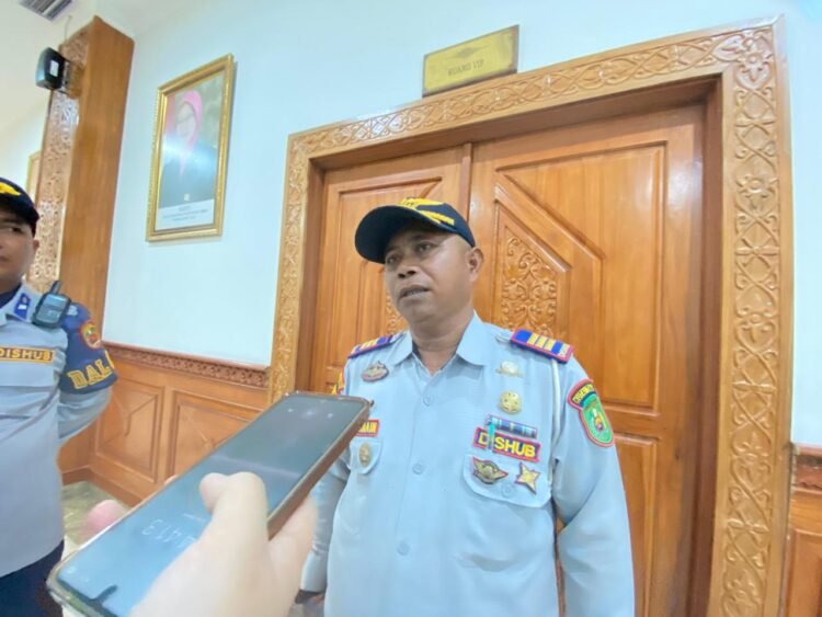 Kepala Seksi Lalu Lintas (Kasi Lalin) Dishub Kutim, Zulkarnain, usai mengikuti rapat dengar pendapat (RDP) mengenai Jembatan Muara Lembak dan pengalihan jalur alternatif di Kantor DPRD Kutim, Senin (5/10/2026).