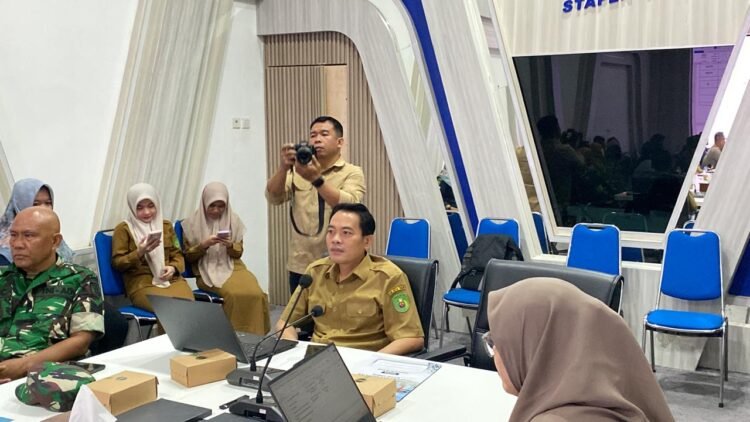 Asisten Pemerintahan dan Kesejahteraan Rakyat (Pemkesra) Sekretariat Kabupaten (Setkab) Kutim, Trisno saat memimpin Rapat Rangkaian kegiatan Hari Ulang Tahun (HUT) ke-27 Kabupaten Kutai Timur (Kutim) tahun 2026, di Ruang Rapat Dinas Komunikasi, Informatika, Statistik dan Persandian (Diskominfo Staper) Kutim, Selasa (6/10/2026)