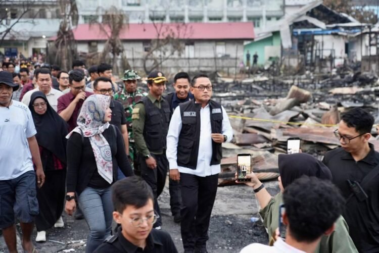 Wakil Gubernur Kalimantan Timur Seno Aji meninjau lokasi kebakaran yang menghanguskan puluhan rumah di Kelurahan Melayu, Tenggarong, Kutai Kartanegara, Kamis (8/10/2026) (ft. HO)