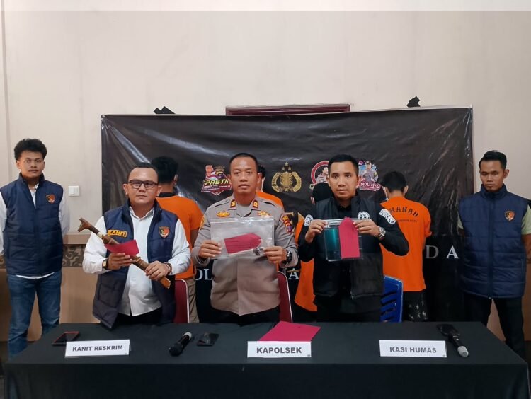 Kapolsek Samarinda Kota AKP Amiruddin bersama jajaran menunjukkan barang bukti dalam konferensi pers pengungkapan kasus dugaan pencurian dengan kekerasan di Samarinda. Tiga pria berinisial MD, DA, dan MM diduga merampas HP serta uang milik korban di Jalan Jelawat Gang 9, Kelurahan Sungai Dama, Kecamatan Samarinda Ilir. (Foto: Indra/sudutkata.com)