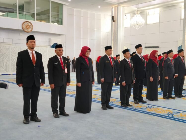 Sembilan pejabat pimpinan tinggi pratama yang dilantik menempati sejumlah posisi strategis di lingkungan Pemprov Kaltim. (Foto: Indra/sudutkata.com)