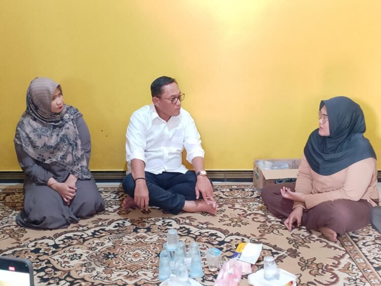 Wakil Gubernur Kalimantan Timur (Kaltim) Seno Aji bersama istrinya, Wahyu Hernaningsih Seno, saat  berkunjung ke keluarga Yazlyn Syanindita, bayi perempuan berusia 14 bulan asal Kelurahan Bukuan, Kecamatan Palaran, Samarinda, yang meninggal dunia beberapa waktu lalu. (Foto: Indra/sudutkata.com)
