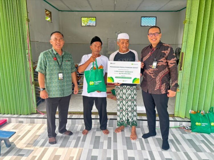 Penyerahan Bantuan sembako secara simbolis oleh Deputy Bisnis PT Pegadaian (Persero) Area Samarinda, Andika Dwi Prasetya ke warga yang terdampak kemarau yang ada ditenggarong. (Foto: HO PT Pegadaian)